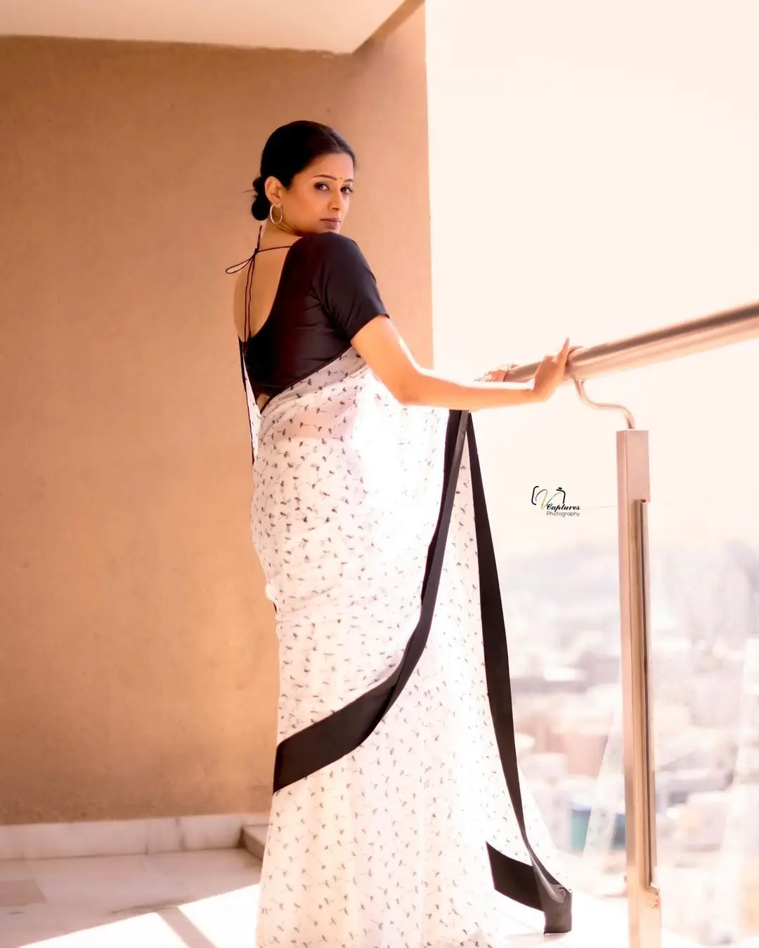 Priyamani In South Indian Traditional White Saree Black Blouse